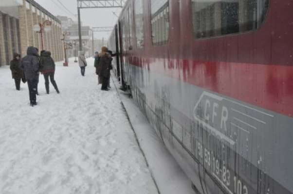 CFR distribuie ceai cald pasagerilor din Gara Constanţa